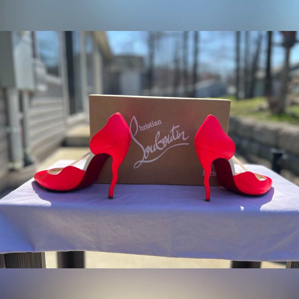Christian Louboutin Dalida pointed toe pumps - Picture 4 of 14